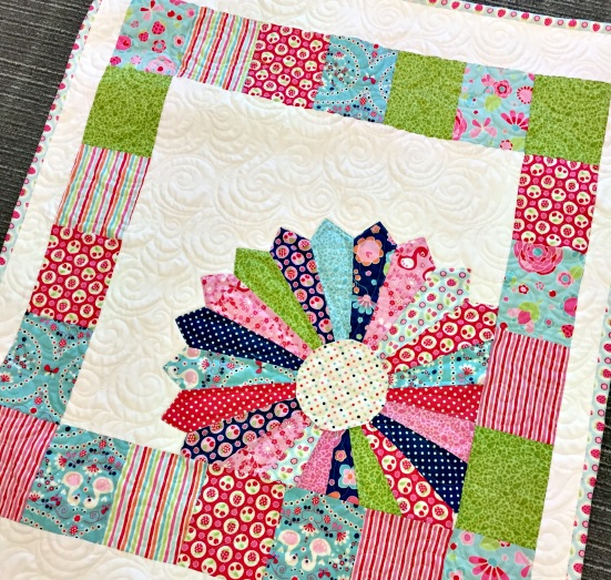 baby-quilt-with-a-peeping-dresden-plate-quilting-cubby