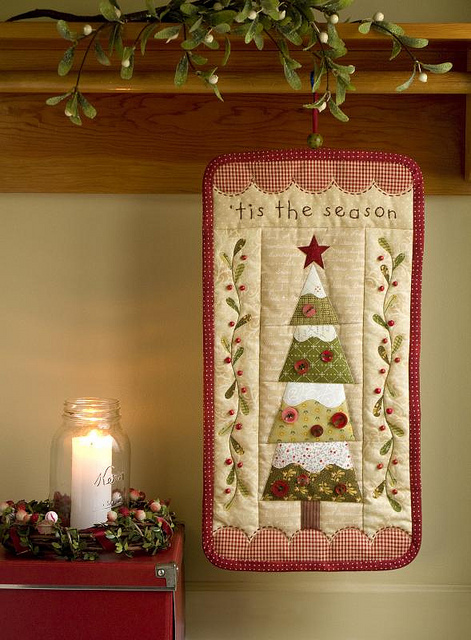‘Tis The Season’ For An Evergreen Christmas Wall Hanging – Quilting Cubby