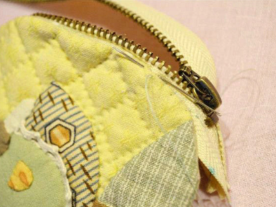 how to sew a zipper to a zippered pouch