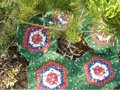 Christmas tree skirt with hexagons