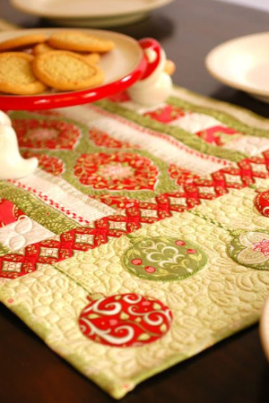 holiday-bouquet-table-runner-with-baubles