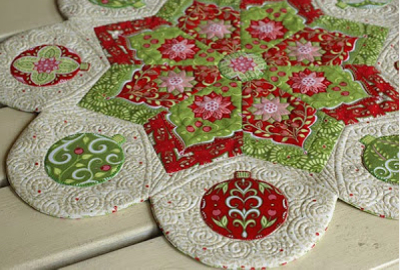 christmas-table-topper-red-and-green-baubles-fabric