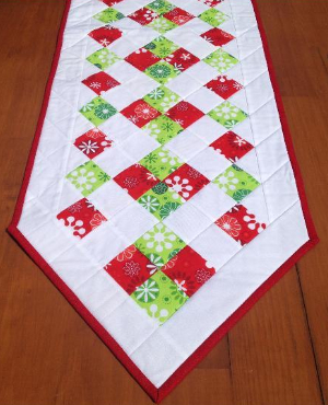 easy-christmas-table-runner-red-and-green-diaminds-white-background