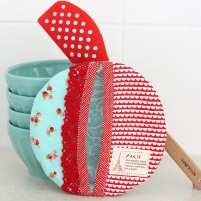 make a circular potholder an apple potholder