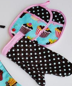 pot-holder-with-cupcake-fabric-and-matching-oven-mitts