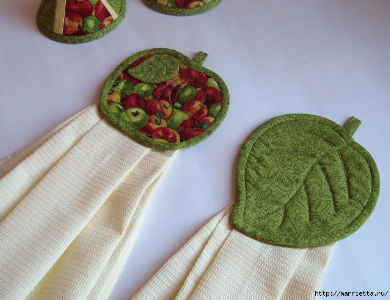 pot-holders-tea-towels-with-apple-fabric