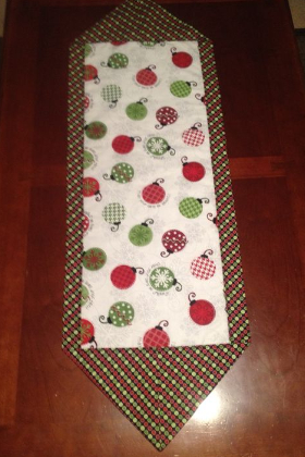 ten-minute-table-runner-baubles-christmas-fabric