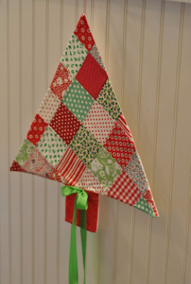 vintage-christmas-tree-patchwork-with-ribbon