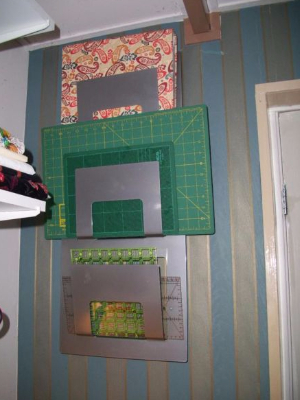 spontan-ikea-magazine-rack-storing-quilting-rulers-and-cutting-mats