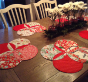 holiday-cathedral-window-table-runners