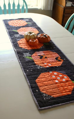 patchwork-pumpkin-table-runner-halloween-fabric
