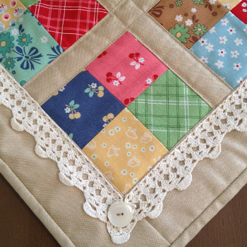 table-mat-for-coffee-with-vintage-style-crochet-trim