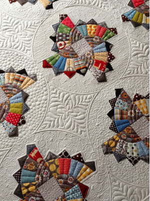 twirling-fans-quilt-block-in-a-circle