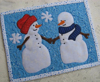 two-snow-people-falling-in-love-mug-rug