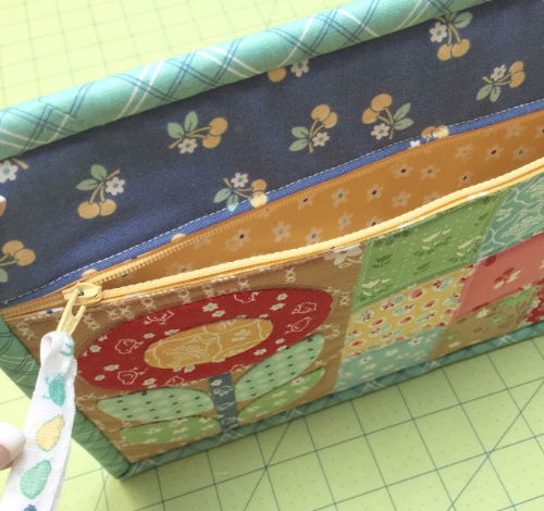 easy zippered pouch pretty patchwork with flower