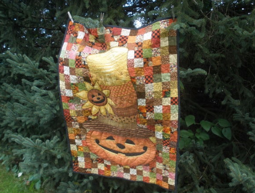 easy patchwork wall quilt using pumpkin fabric panel