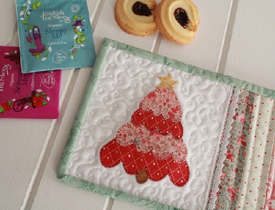 Mug rug with applique christmas tree